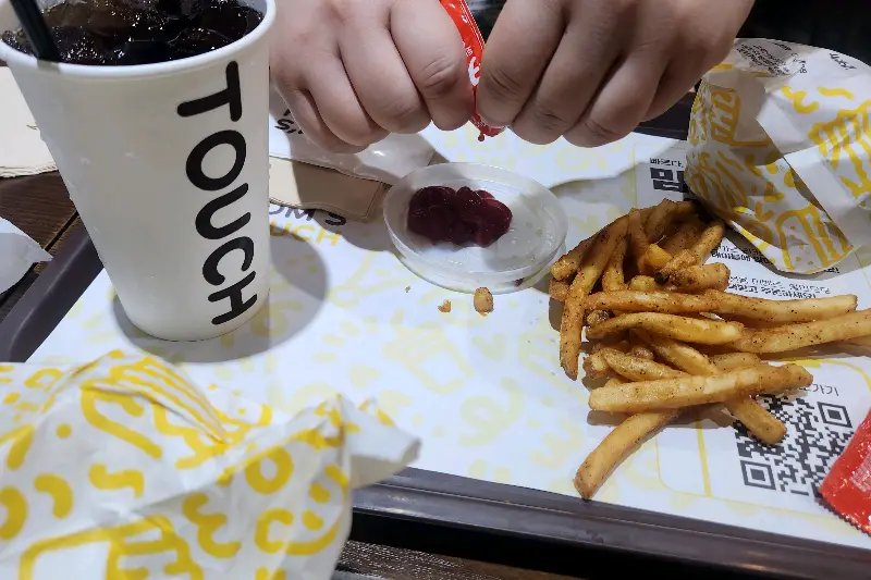 케첩과 감자튀김