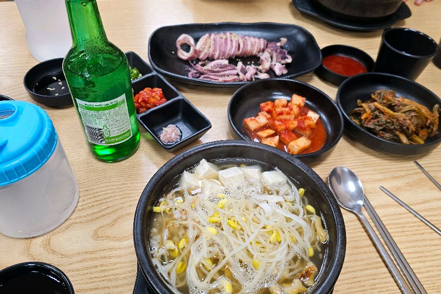 콩나물국밥과 오징어 숙회