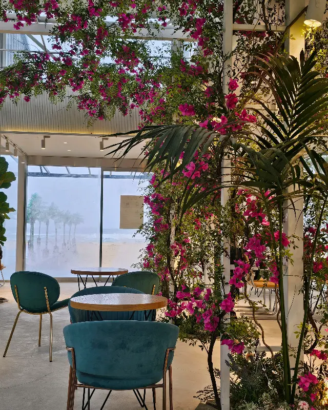 카페 내부를 장식한 화려한 꽃들