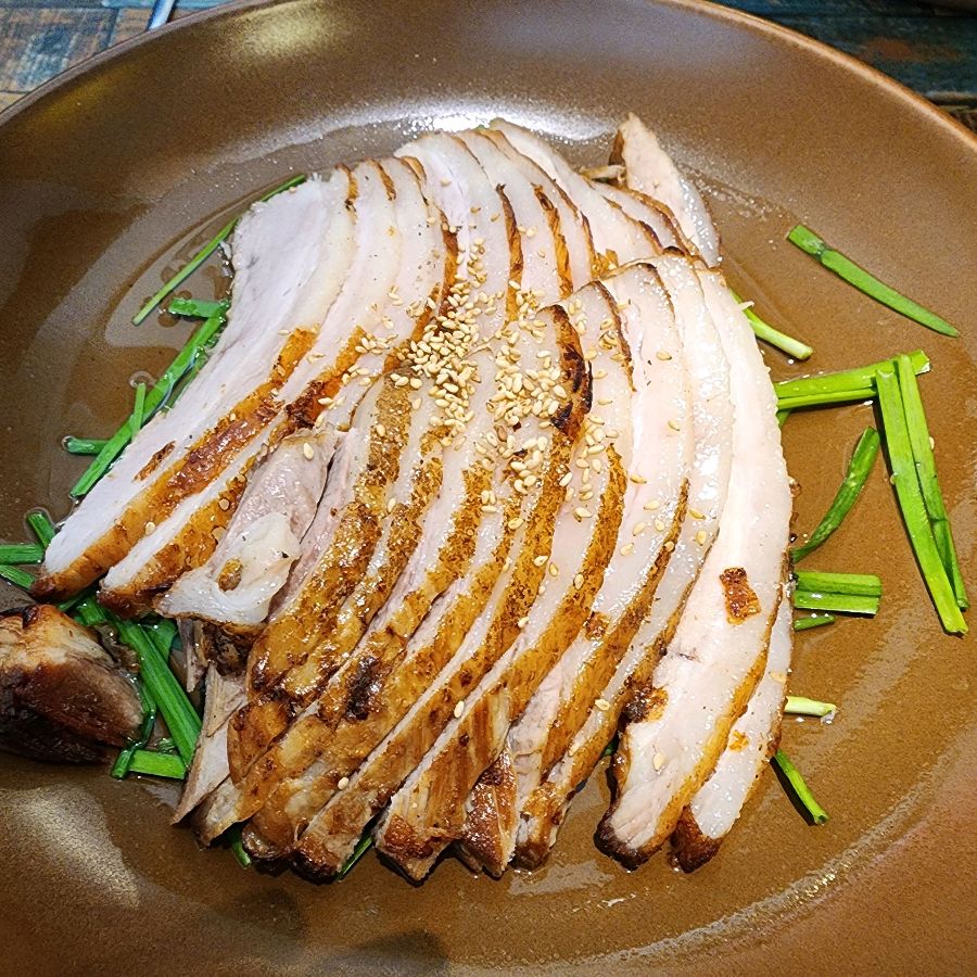 윤기가 자르르 흐르는 보쌈과 족발