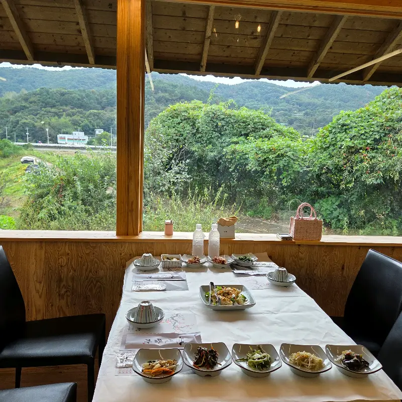 창밖으로 보이는 아름다운 풍경