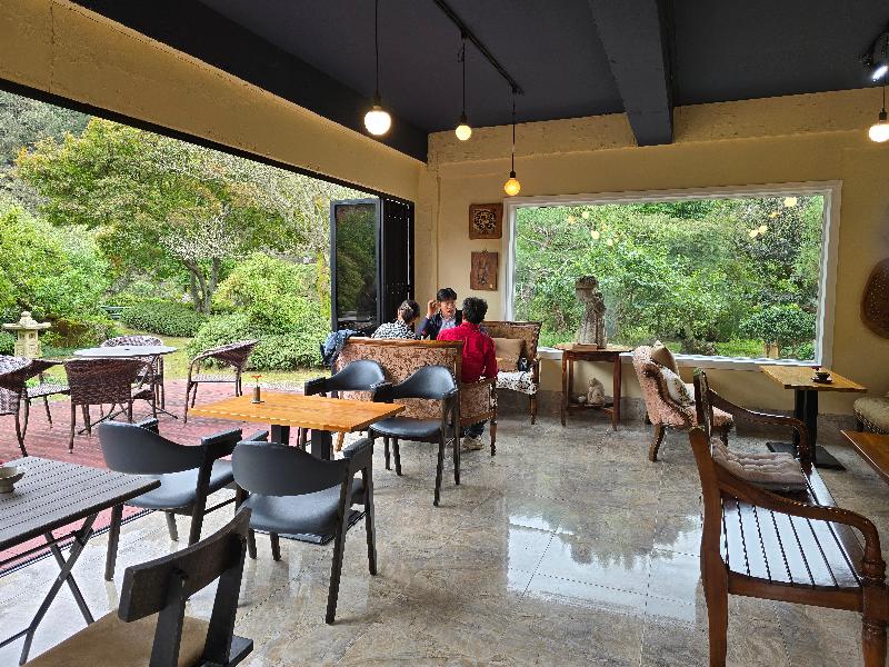 카페에서 바라본 유곡천 풍경