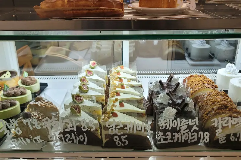쇼케이스 안에 진열된 다양한 케이크들