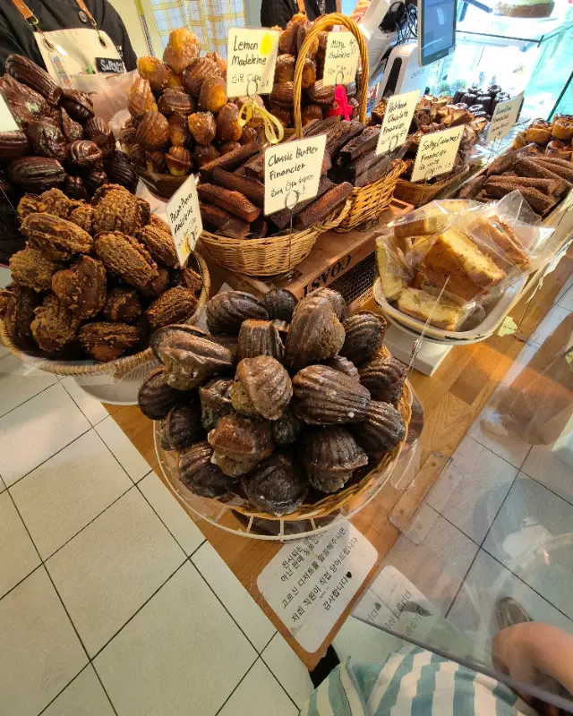 다양한 종류의 마들렌이 담겨있는 바구니