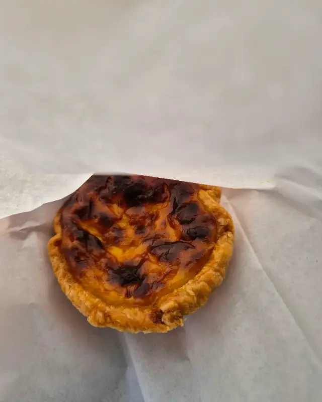 종이에 포장된 에그타르트