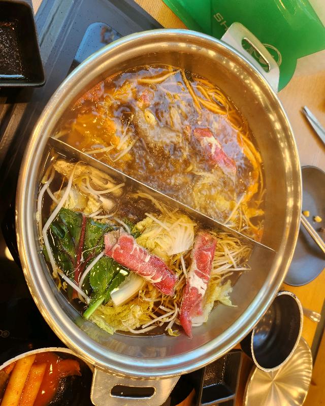 매운맛과 순한맛 반반 육수