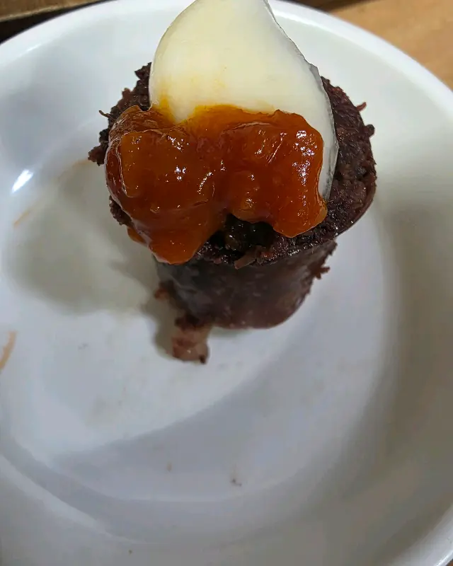 순대 위에 양념과 양파