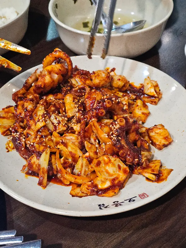 푸짐한 양을 자랑하는 낙지볶음