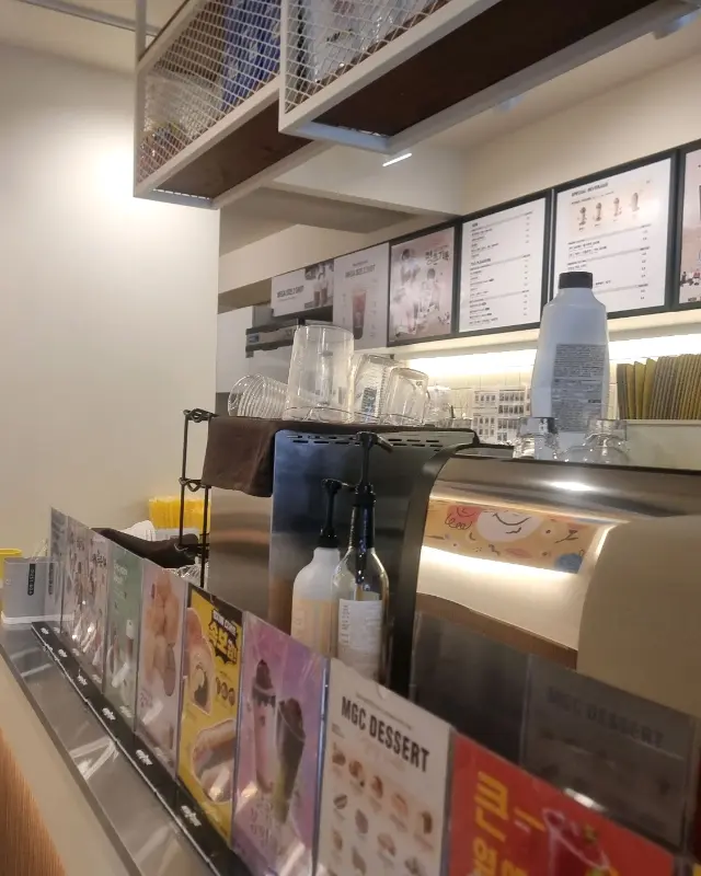 메가커피 내부 전경