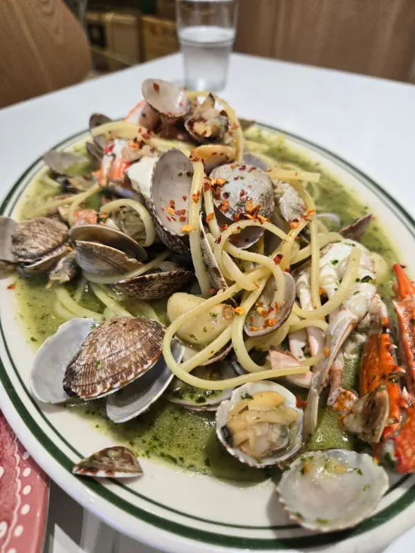 조개가 산더미처럼 쌓인 크램 크랍