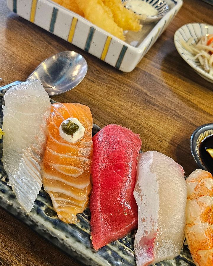 윤기가 흐르는 신선한 초밥