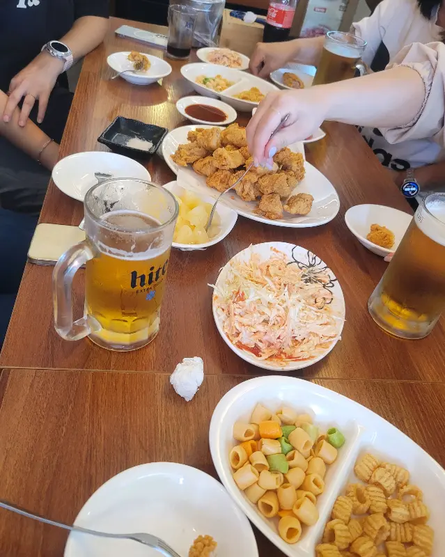 테이블 가득 차려진 치킨과 곁들임 메뉴들