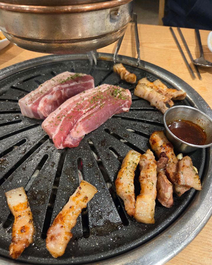 불판 위에 가지런히 놓인 삼겹살과 오겹살