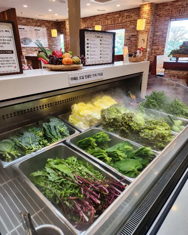 다양한 쌈 채소가 준비된 셀프바