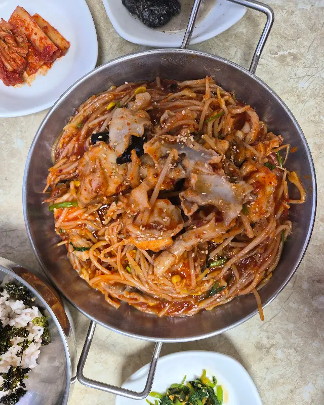 푸짐한 양과 신선한 아구 살이 인상적인 아구찜