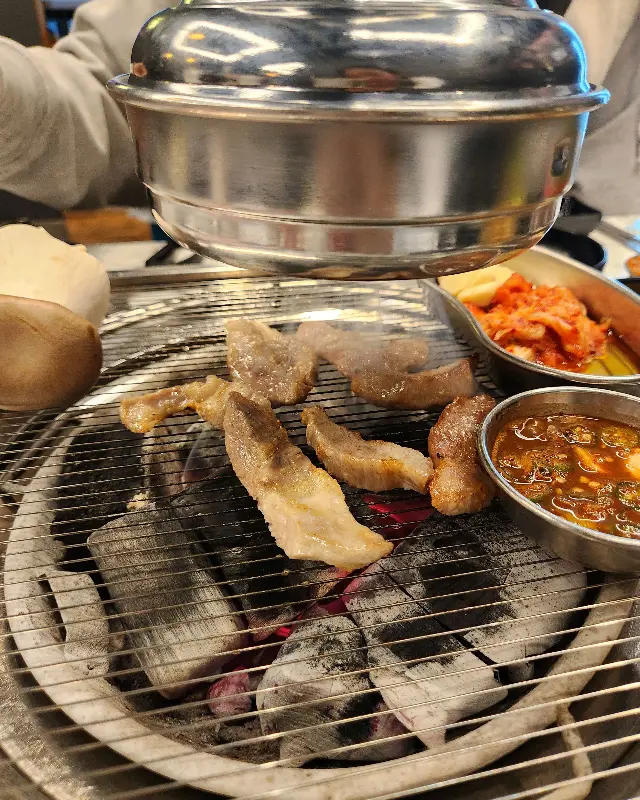 숯불에 구워지는 고기