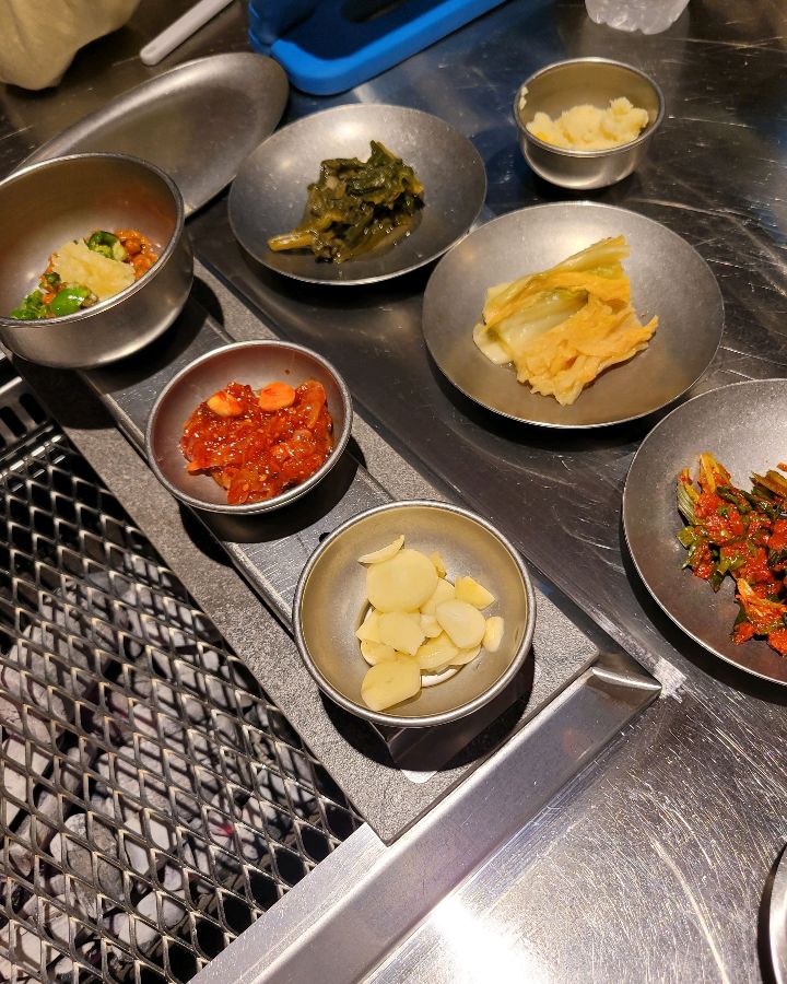 정갈하게 담겨 나온 밑반찬들