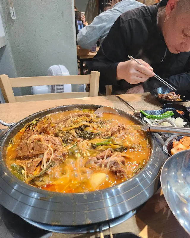 감자탕을 맛있게 먹는 손님