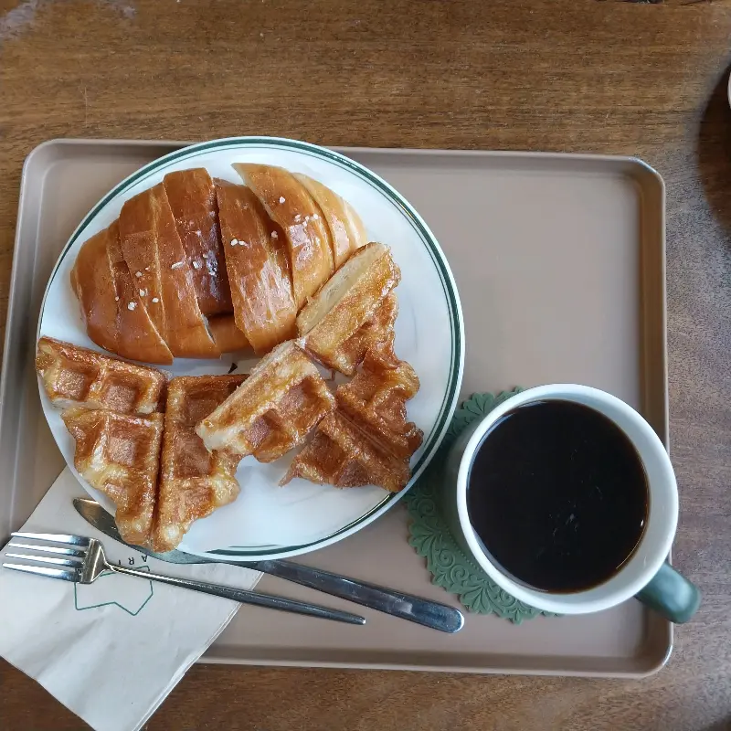 크로플과 아메리카노