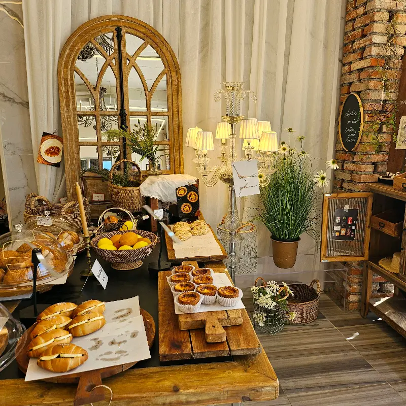 다양한 빵들이 진열된 모습