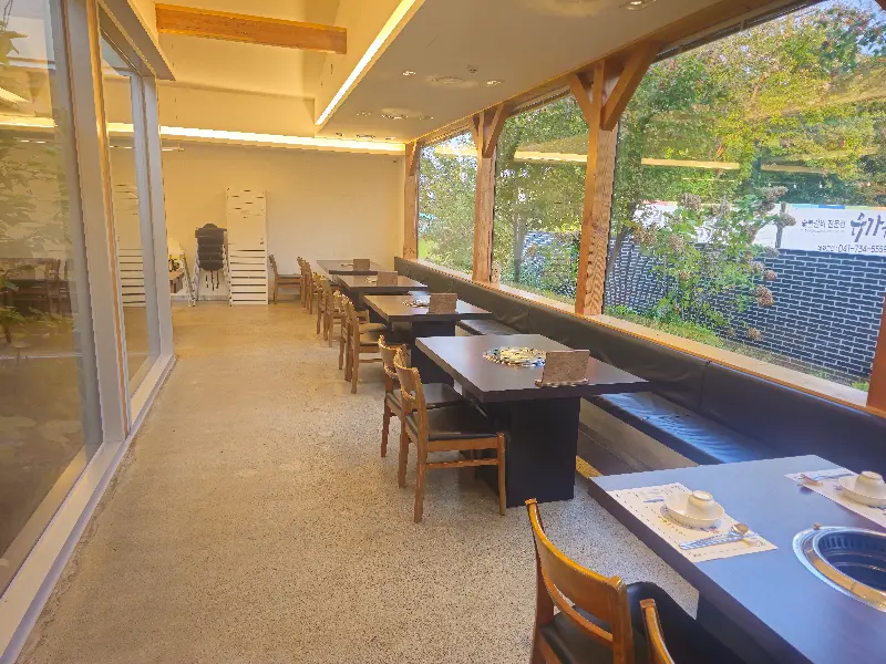 통창으로 보이는 푸릇한 자연 풍경