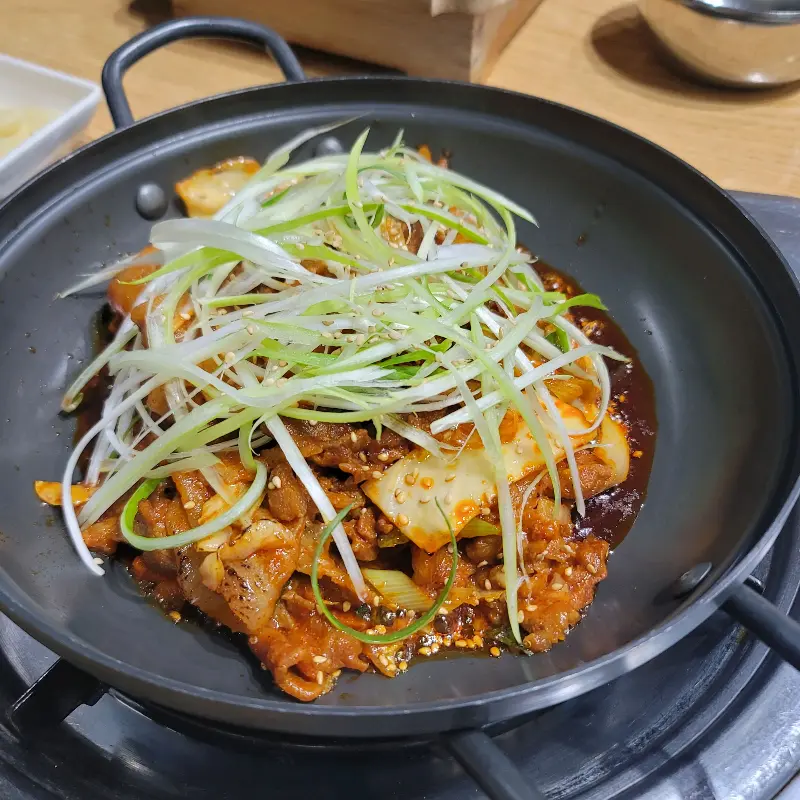 매콤한 양념과 신선한 파채가 어우러진 제육볶음