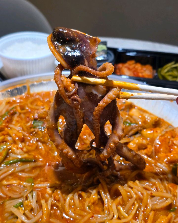 젓가락으로 집어 올린 쫄깃한 낙지