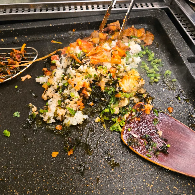 불판에 볶아 먹는 김치볶음밥