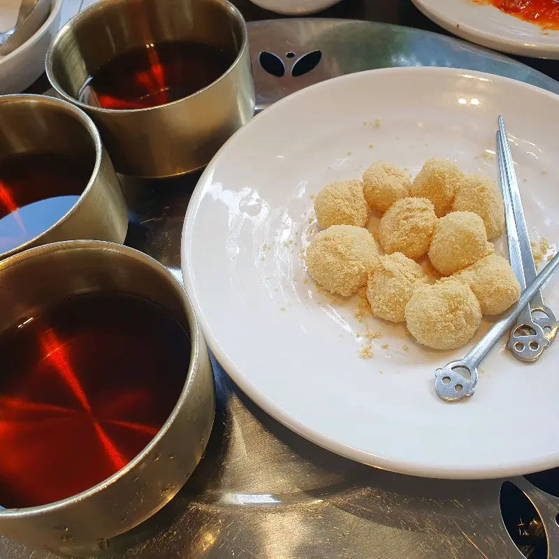 후식으로 제공되는 인절미와 매실차