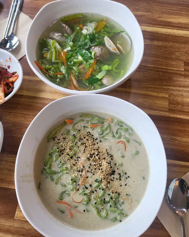 백합칼국수와 곁들임 반찬