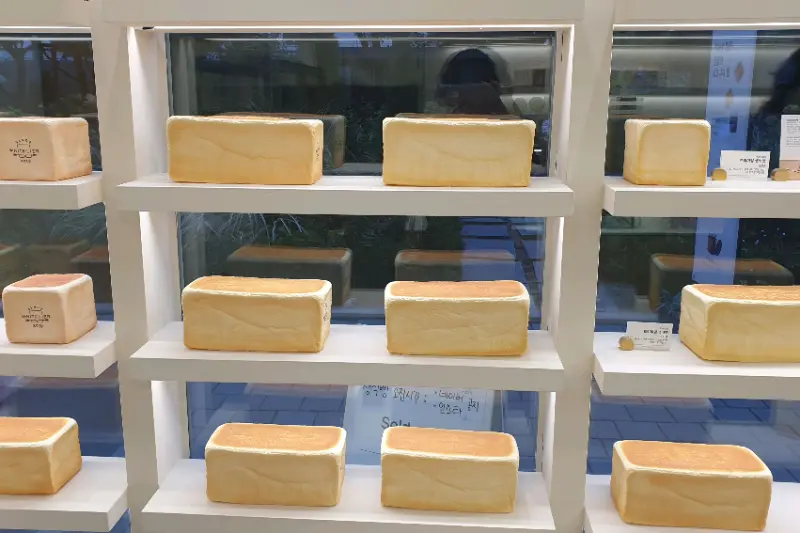 매장 내부의 식빵 진열 모습