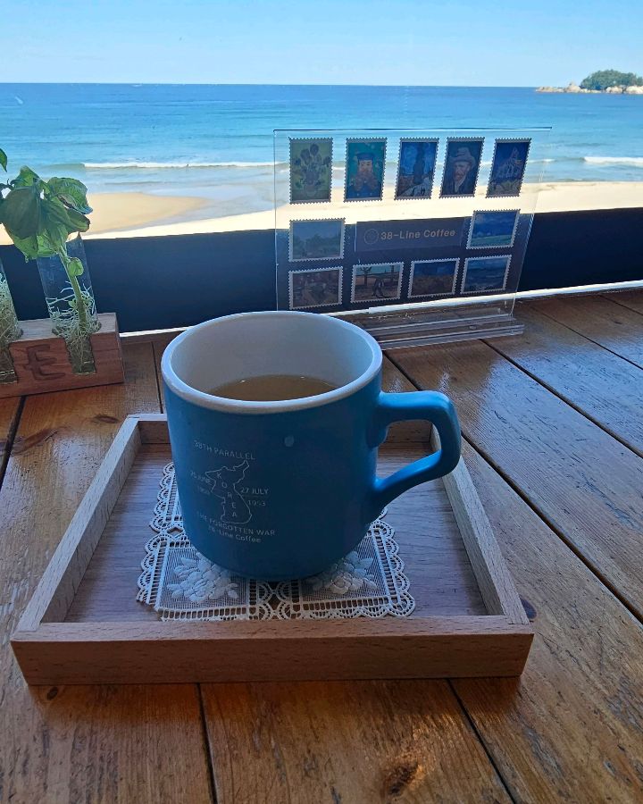 바다를 배경으로 한 커피 사진