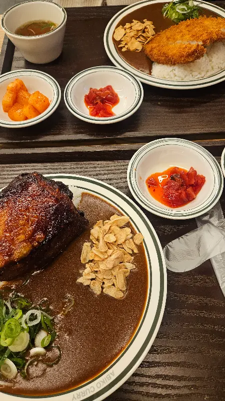 푸짐한 카레 한 상 차림