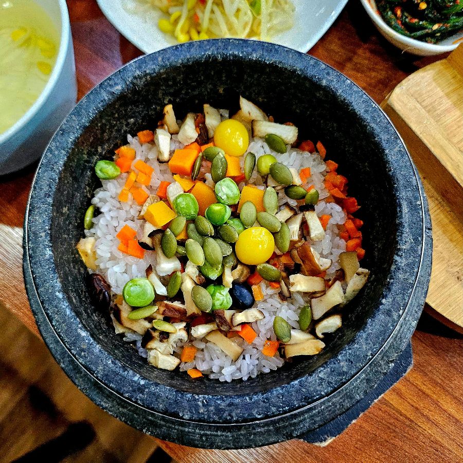 알록달록 돌솥영양밥