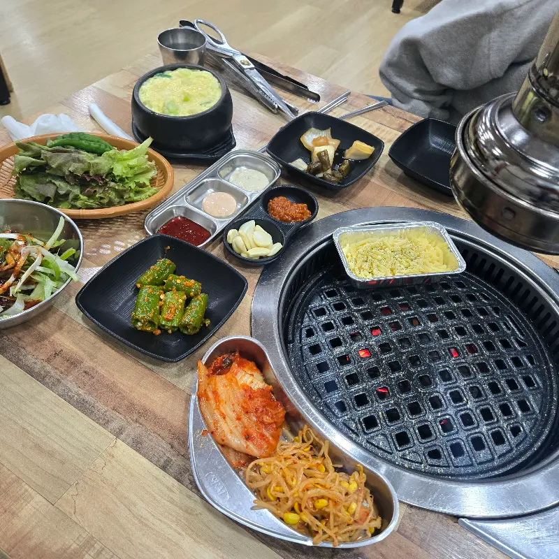 전봇대에서 즐기는 풍성한 한 상 차림