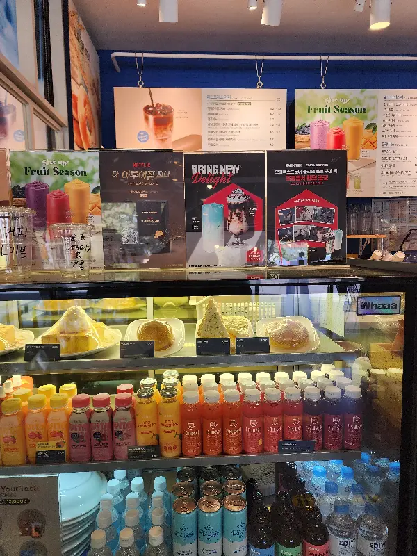 쇼케이스에 진열된 다양한 음료와 디저트