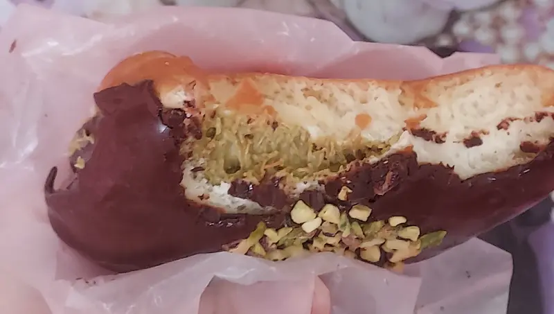 단면을 보여주는 두바이 스타일 초콜릿 도넛