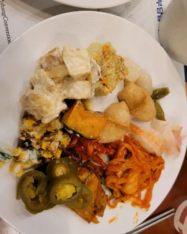 접시에 담긴 퓨전 한식 뷔페 음식