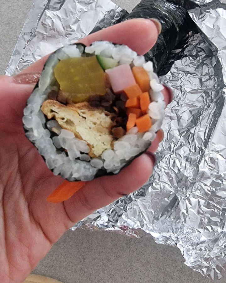 손에 들린 김밥 단면