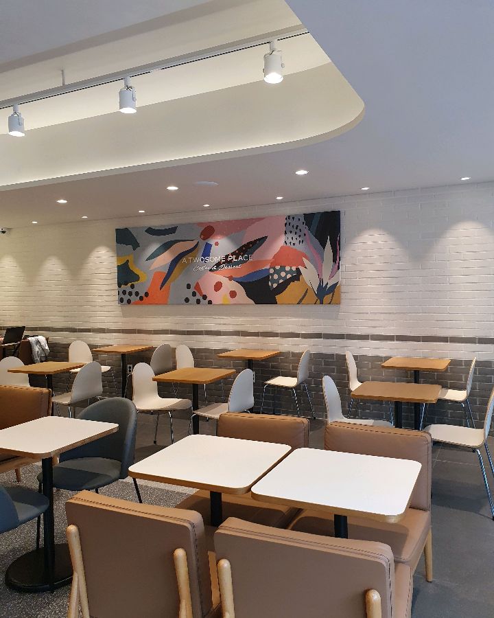 테이블 위에 놓인 커피