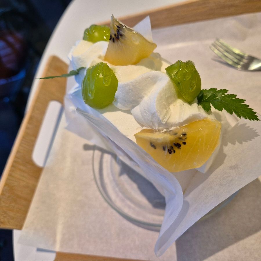 키위와 청포도가 올려진 케이크