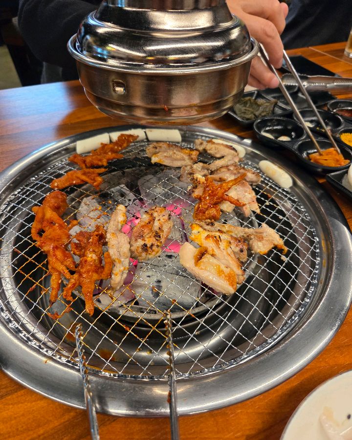 숯불에 구워지는 고기