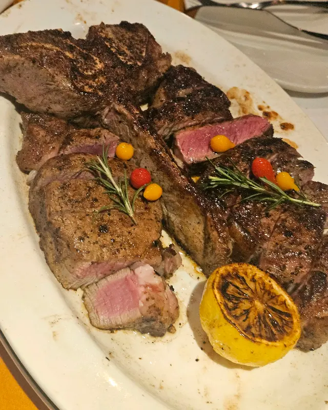 먹음직스럽게 구워진 스테이크의 단면