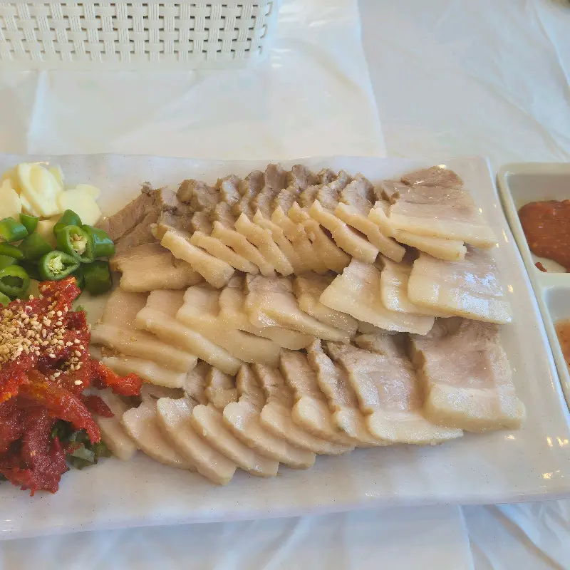 윤기가 흐르는 수육