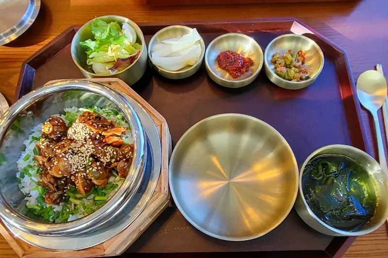 정갈한 놋그릇에 담겨 나오는 반찬들