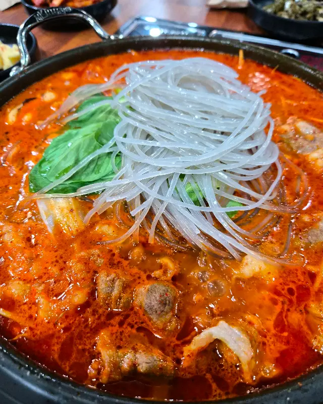 매콤한 양념과 푸짐한 재료의 조화, 낙곱새