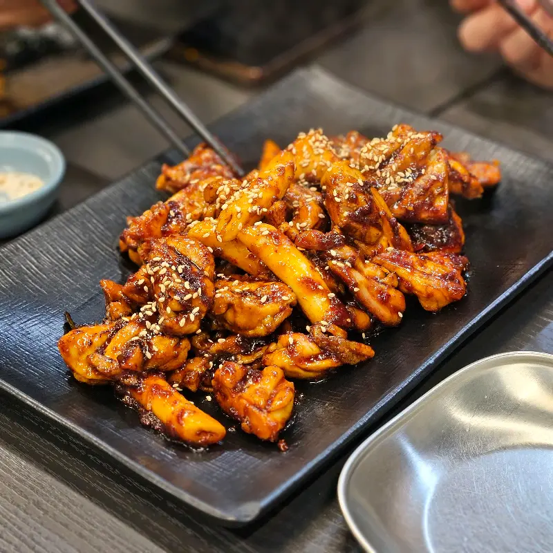 윤기가 흐르는 숯불 양념 치킨