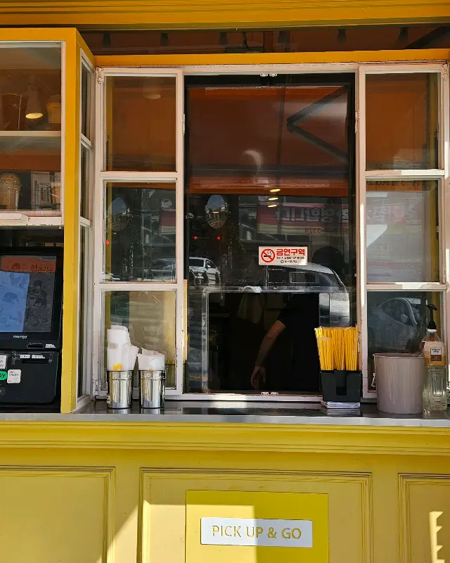 메가커피 테이크아웃 창구