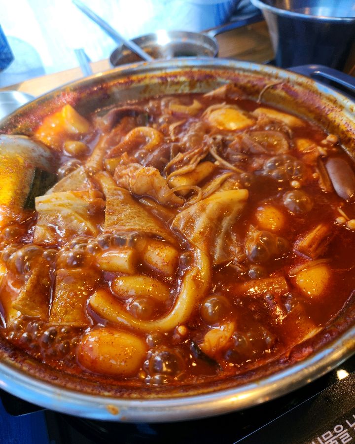 다양한 재료를 넣고 끓인 떡볶이