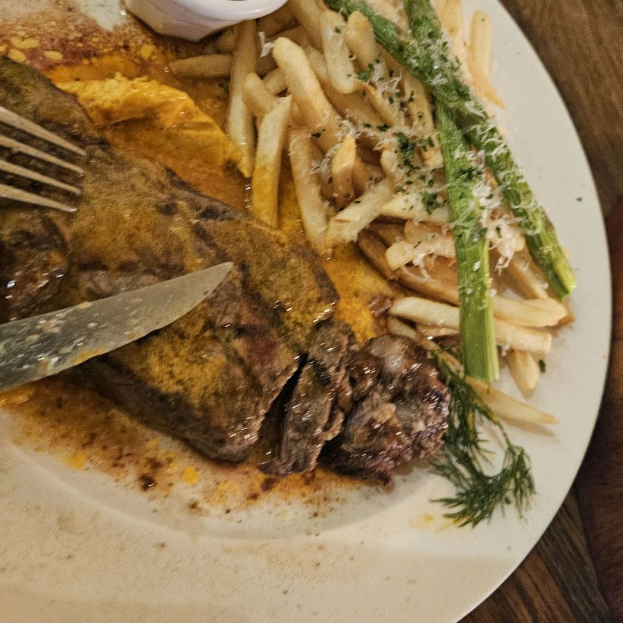 스테이크와 감자튀김, 아스파라거스의 조화